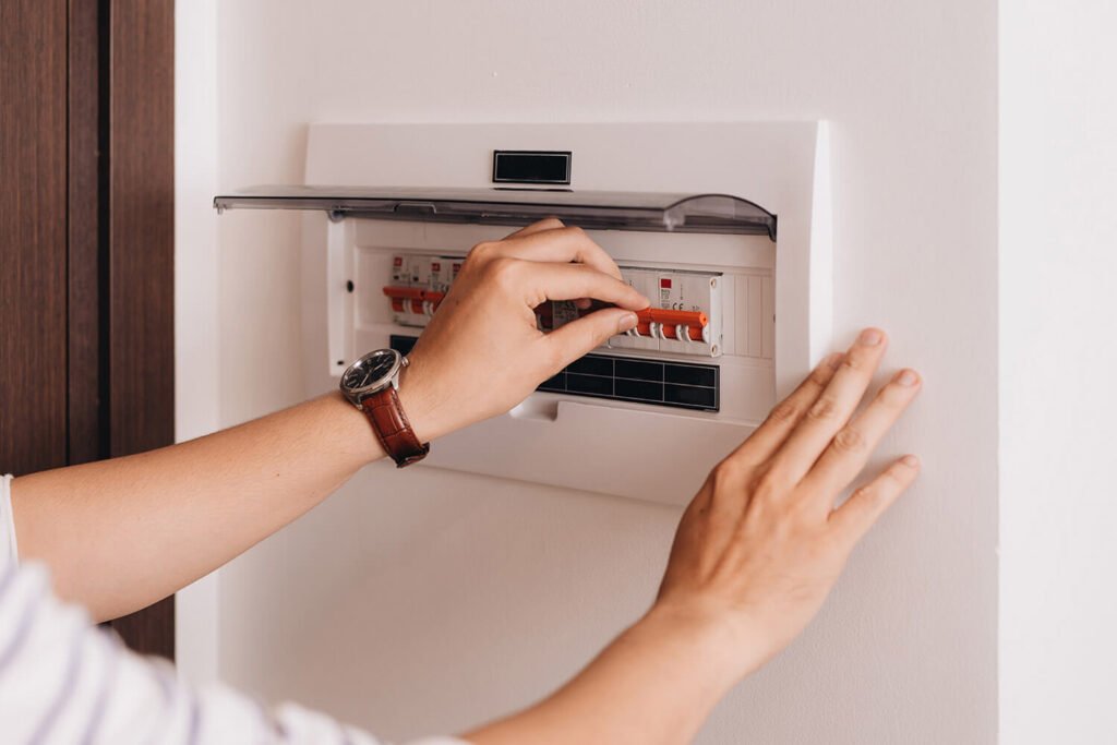 Electricista instalando tablero de breakers para instalaciones y reparaciones eléctricas
